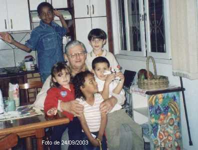 O titular no seu 61 aniversário com seus enteados 
Lucas e Vitória e seus netos Vinícius, Artur e Helena